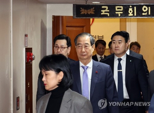 한덕수 국무총리가 8일 서울 종로구 정부서울청사에서 국무위원 간담회를 마치고 나오고 있다.  [연합뉴스]